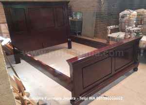 Tempat Tidur Klasik Jati Modern