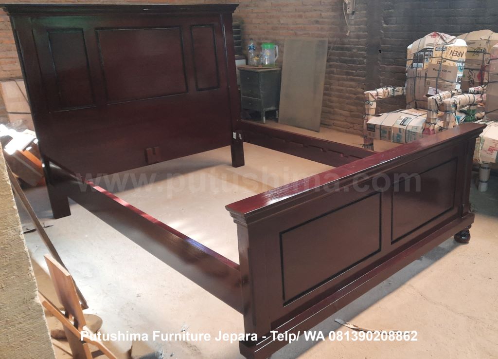 Tempat Tidur Klasik Jati Modern