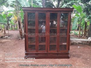 Lemari Hias Kaca Klasik Kayu Jati