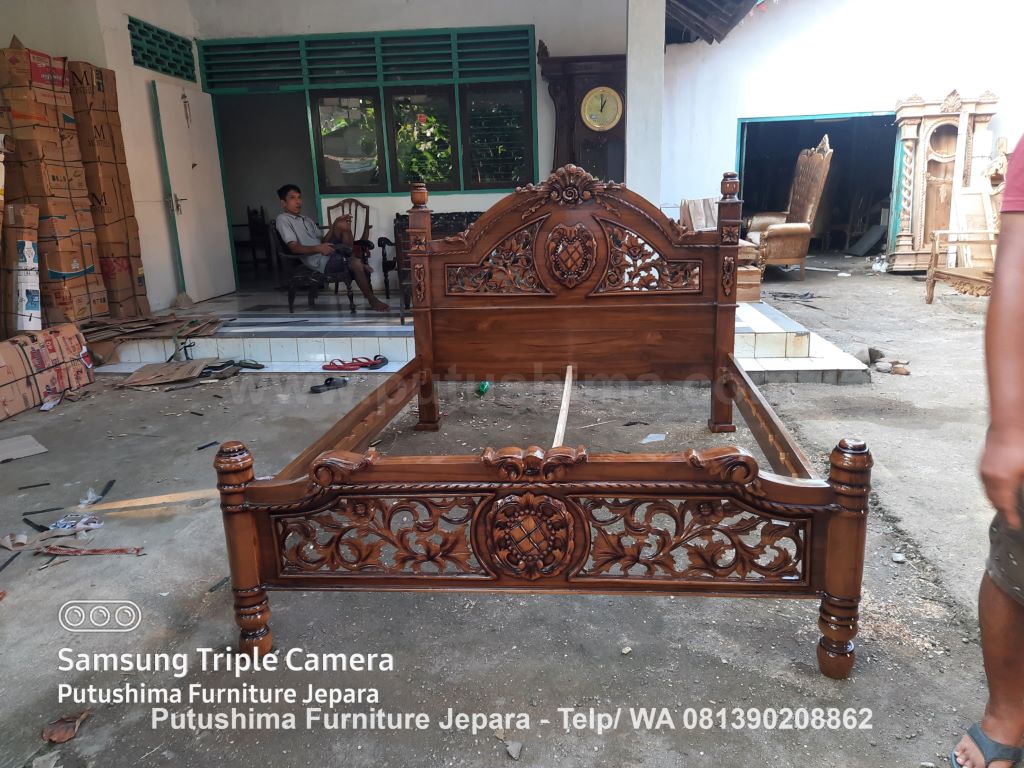 Tempat Tidur Jati Ukir Cempaka
